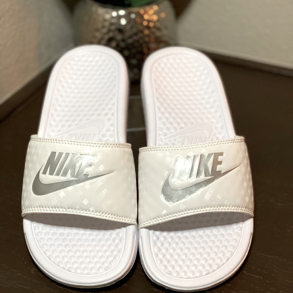 Nike Benassi JDI Slides - White/ Metallic Silver